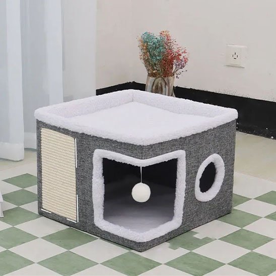 maison pour chat avec un jouet suspendu