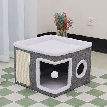 maison pour chat avec un jouet suspendu