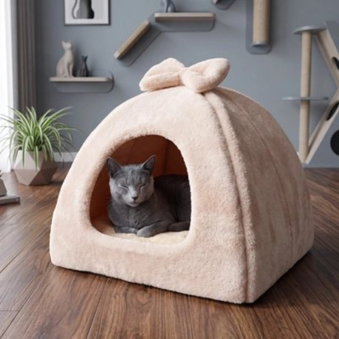 Maison pour chat de couleur beige avec un chat dedans