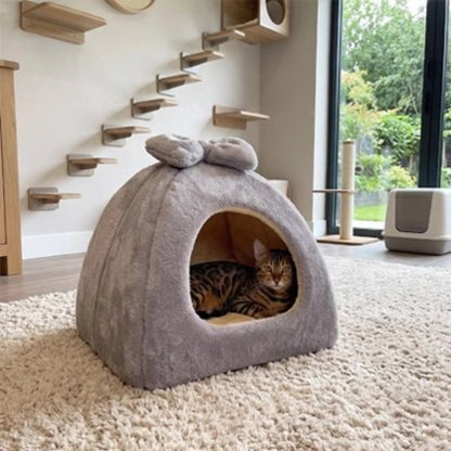 Maison pour chat de couleur grise sur un tapis