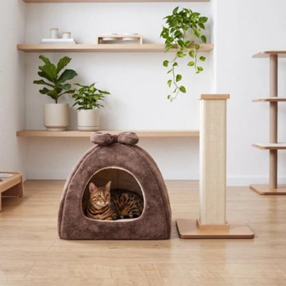 Maison pour chat de couleur marron avec un chat dedans