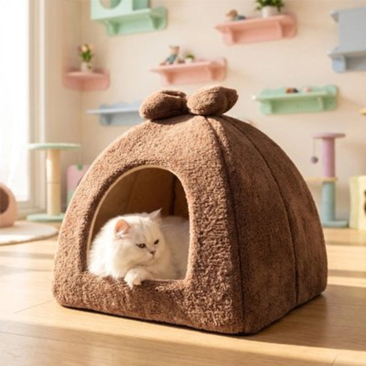 Maison pour chat de couleur marron sur plancher en bois