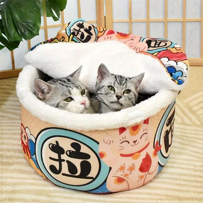 Duo de chats confortablement installés dans une maison design japonais.