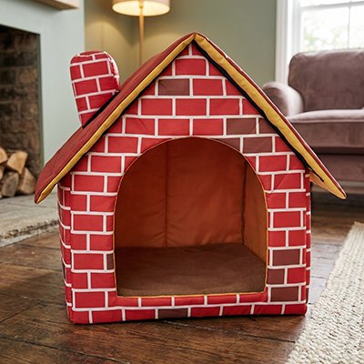 maison pour chat en tissu motif briques rouges avec toit jaune et cheminée.