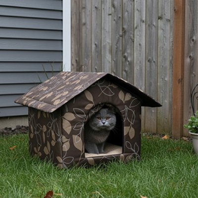 maison pour chat extérieur en tissu marron avec un chat gris à l'intérieur.