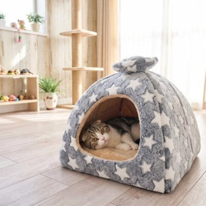 Maison pour chat gris à motifs d'étoiles dans un salon