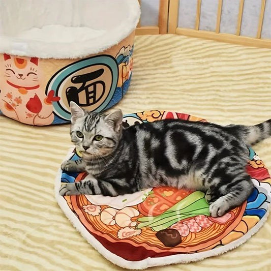 Chat gris allongé sur une maison pour chat en forme de bol de nouilles ramen japonaises.