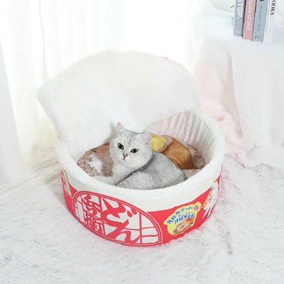 Chaton gris repose paisiblement dans une maison pour chat 