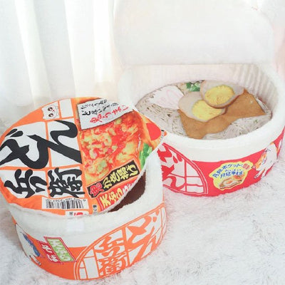 Deux maisons pour chaton en forme de bols de ramen instantanés