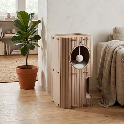 Niche pour chat cylindrique au design cannelé beige dans un salon moderne