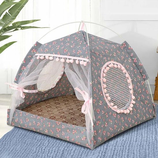 Niche pour chat en forme de dôme, fabriquée dans un tissu gris orné de motifs floraux roses