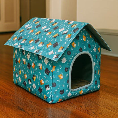 Niche pour chat extérieur bleu à motifs de chats déposé sur plancher en bois