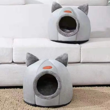 Panier chat gris en forme de tête de chat avec des oreilles en peluche dans un salon