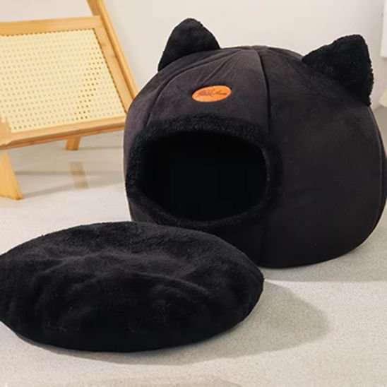 Panier chat noir en forme de tête de chat avec des oreilles en peluche dans un salon