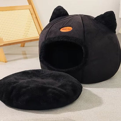 Panier chat noir en forme de tête de chat avec des oreilles en peluche dans un salon