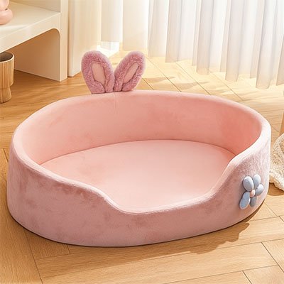 Panier chat "oreilles de lapin" en peluche ultra-douce avec décoration florale.