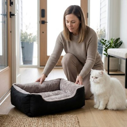 Panier pour chat déposé sur plancher en bois