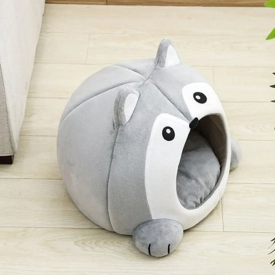 panier pour chat en peluche grise posé sur plancher en bois