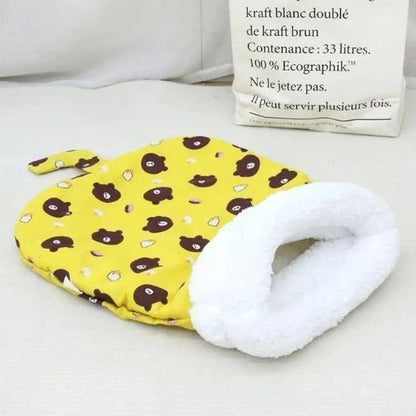 Panier pour chat posé à plat sur une surface blanche  de couleur jaune