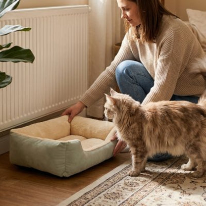 Panier pour chat sur plancher en bois