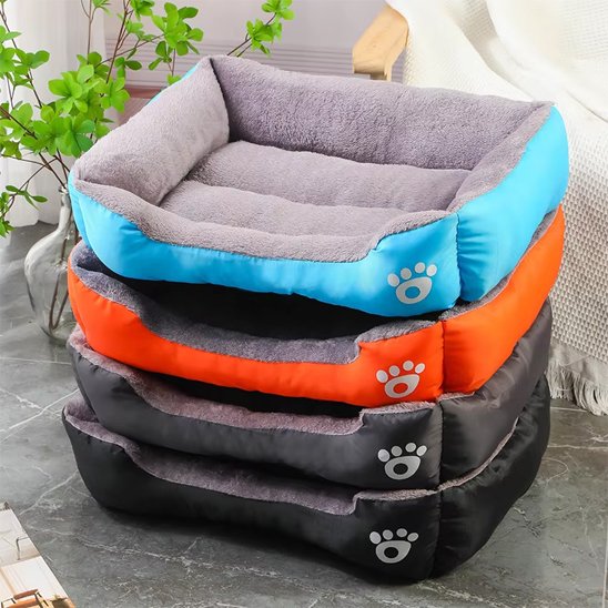 Pile de paniers chat moelleux empilés en plusieurs couleurs (bleu, orange et gris)