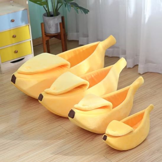 Quatre paniers pour chat en forme de bananes jaunes, alignés par taille du plus grand au plus petit