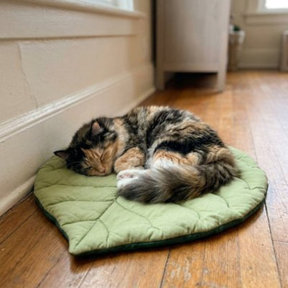 Tapis chat vert sous forme de feuille