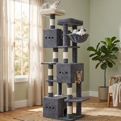 trois chats confortablement assis dans un arbre à chat gris foncé