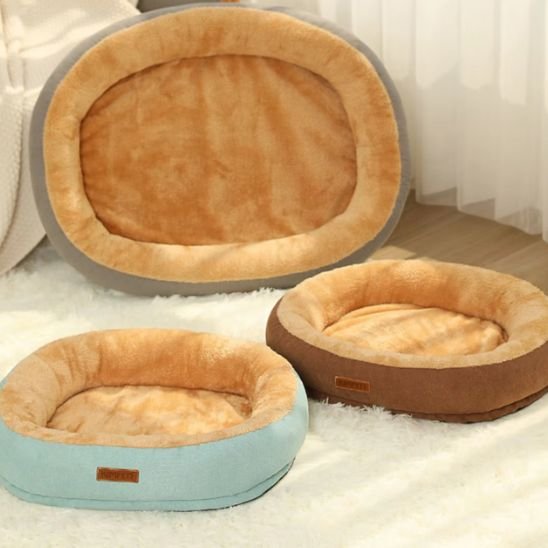 Trois coussins à chat ovales, avec intérieur beige et extérieurs de différentes couleurs