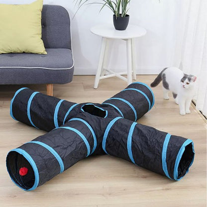 Tunnel pour chat sur plancher dans un salon