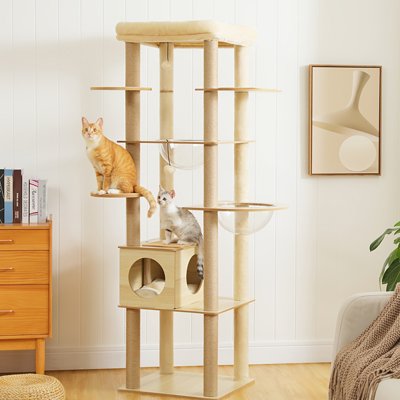  Un arbre a chat design beige abritant deux chats dans un salon lumineux au style scandinave