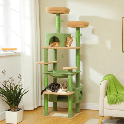 Un arbre a chat xxl vert abritant deux chats dans un salon chaleureux.