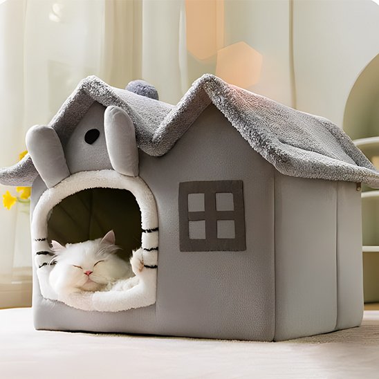 Un chat blanc endormi confortablement dans un Panier pour chat en forme de petite maison 