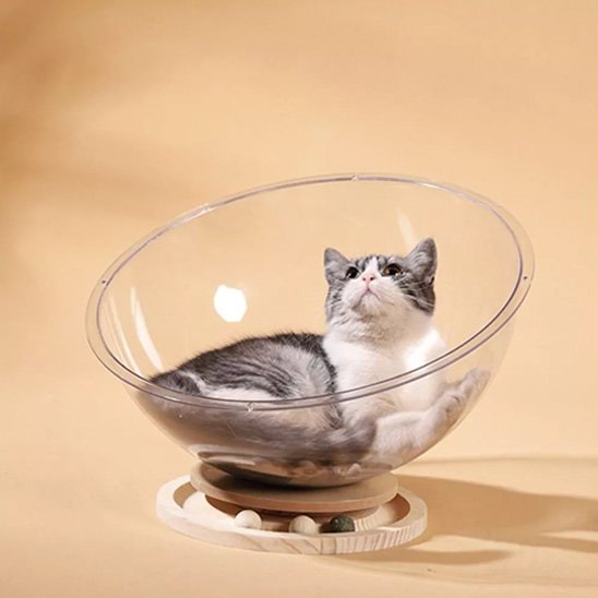 Un chat gris et blanc est allongé confortablement dans lits pour chats 