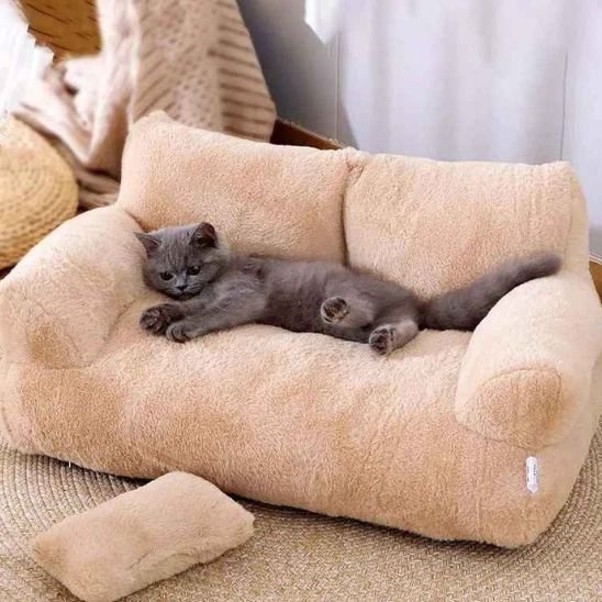 Un chat noir allongé confortablement sur un panier pour chat  beige