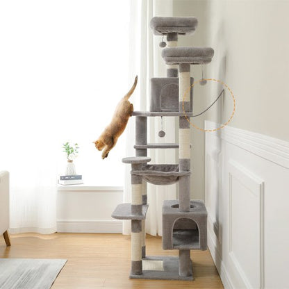 Un chat roux sautant d'un arbre a chat xxl gris ancré au mur d'un salon lumineux.
