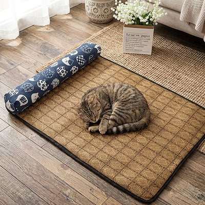 Un chat tigré endormis sur un lit chat  à motif japonais bleu 