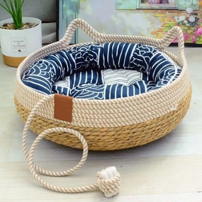 Un lit pour chat tissé, posé sur un sol en bois clair