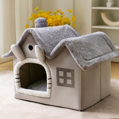 Un panier pour chat en forme de petite maison grise, conçu dans un tissu doux et rembourré