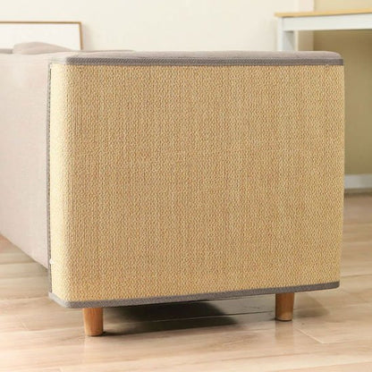 Un protege canape chat rectangulaire installé dans un intérieur lumineux