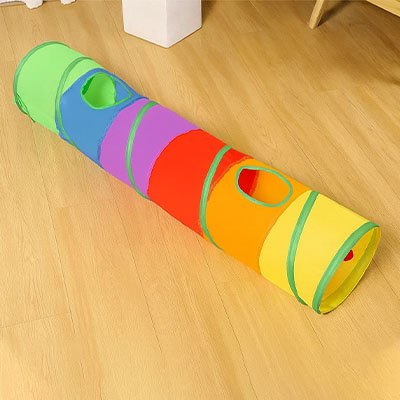 Un tunnel du chat posé sur plancher en bois