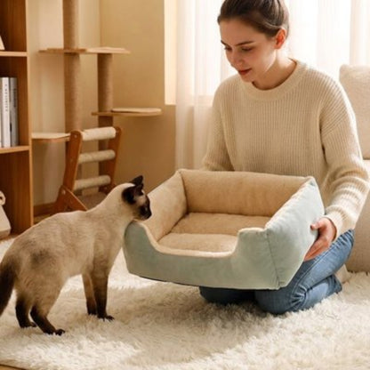Une femme porte un panier pour chat 