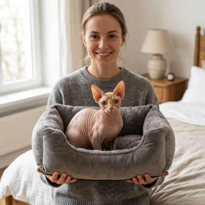 Une femme porte un panier pour chat 