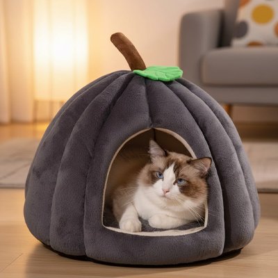 Une niche pour chat en forme de citrouille gris foncé, offrant un abri douillet et un design élégant en peluche avec un coussin assorti