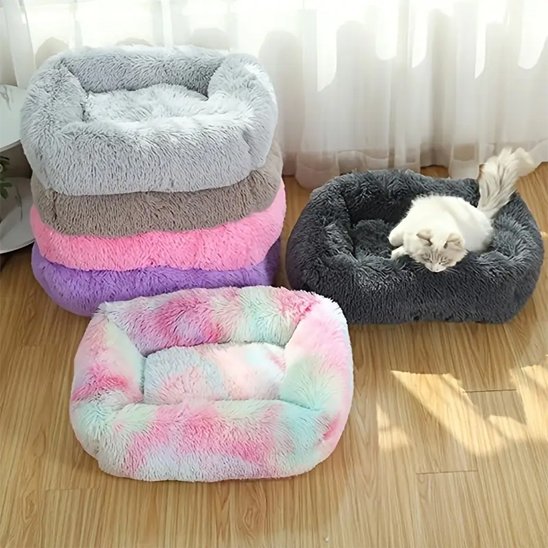 Une pile de paniers chat de forme rectangulaires en peluche de différentes couleurs